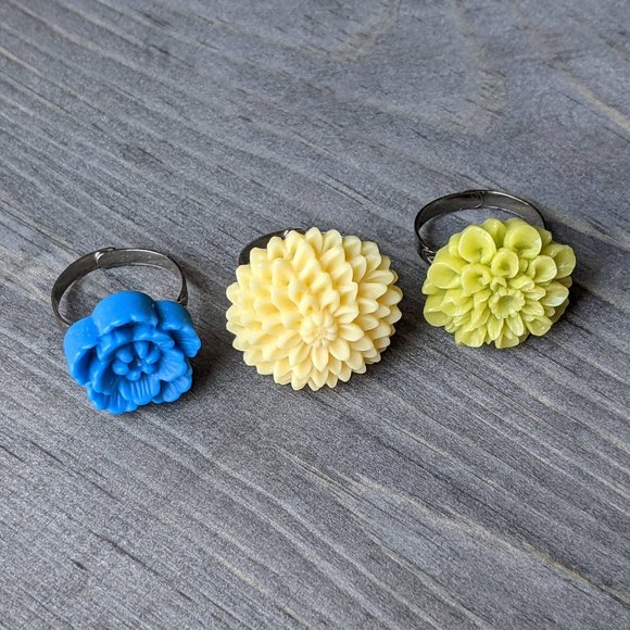 Floral Resin Rings Set of 3 - Blue Cherry Blossom, Yellow Mum, Green Dahlia - Picture 7 of 13